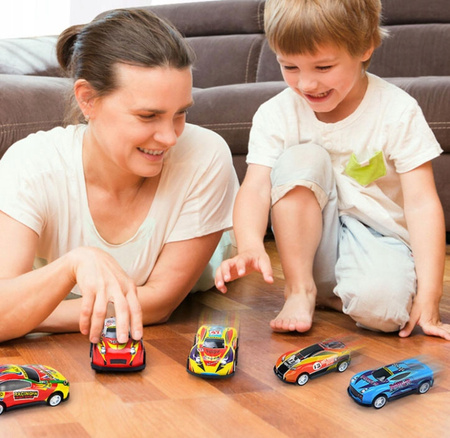 RESORAKI AUTKA WYŚCIGOWE SAMOCHODZIKI Z NAPĘDEM METALOWE AUTA 70SZT KUFEREK