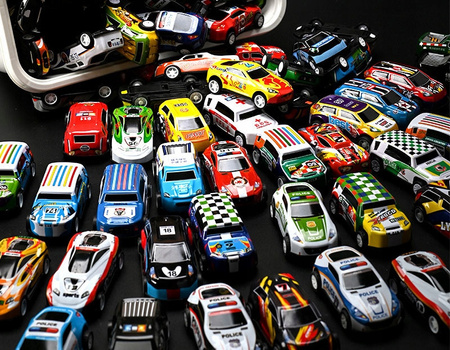 RESORAKI AUTKA WYŚCIGOWE SAMOCHODZIKI Z NAPĘDEM METALOWE AUTA 70SZT KUFEREK