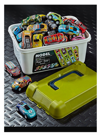 RESORAKI AUTKA WYŚCIGOWE SAMOCHODZIKI Z NAPĘDEM METALOWE AUTA 70SZT KUFEREK