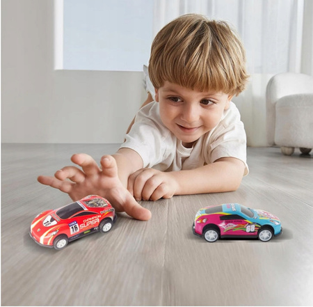 RESORAKI AUTKA WYŚCIGOWE SAMOCHODZIKI Z NAPĘDEM METALOWE AUTA 70SZT KUFEREK