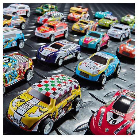 RESORAKI AUTKA WYŚCIGOWE SAMOCHODZIKI Z NAPĘDEM METALOWE AUTA 70SZT KUFEREK